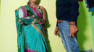 Karva Chauth Special करवा चौथ पर व्रत तोड़ने के बाद पति पत्नी की जबरदस्त चुदाई