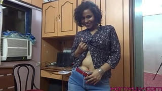Horny Indian maid with no panties squirt